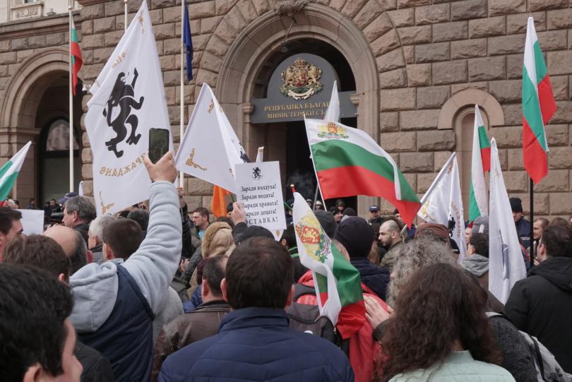 снимка 7 Около 40 души са пострадали от лютивия спрей на протеста пред МРРБ