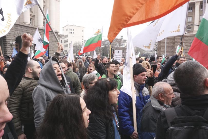 снимка 1 Около 40 души са пострадали от лютивия спрей на протеста пред МРРБ