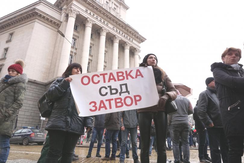 снимка 2 Около 40 души са пострадали от лютивия спрей на протеста пред МРРБ