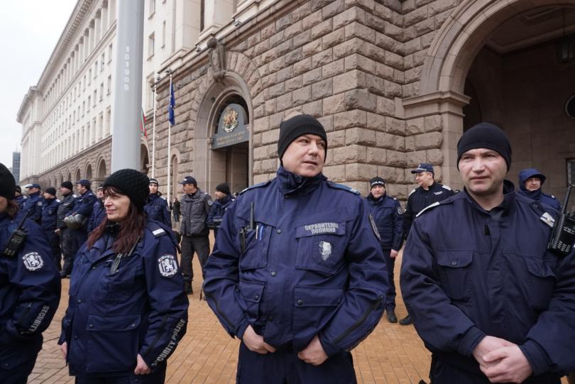 снимка 3 Около 40 души са пострадали от лютивия спрей на протеста пред МРРБ
