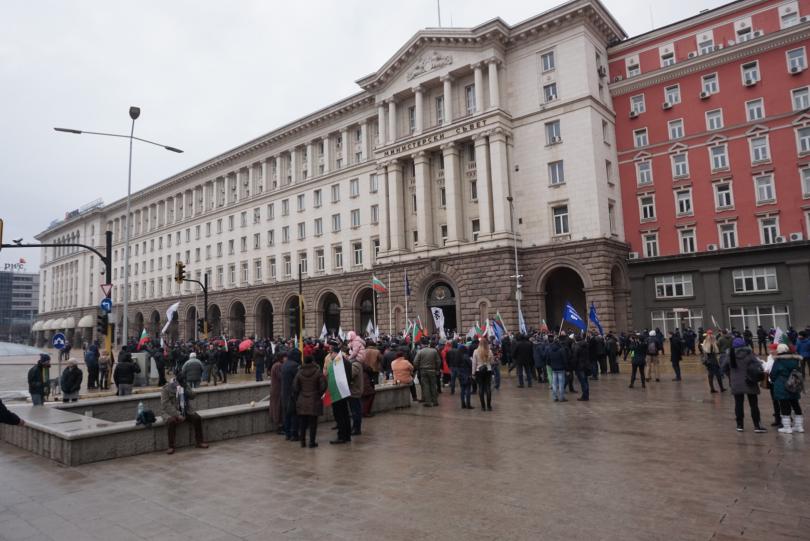 снимка 4 Около 40 души са пострадали от лютивия спрей на протеста пред МРРБ