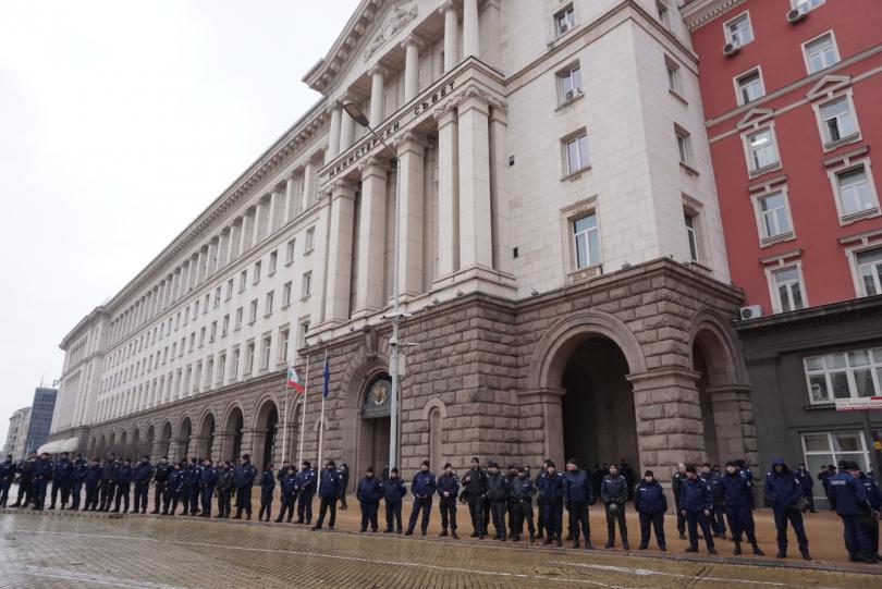 снимка 5 Около 40 души са пострадали от лютивия спрей на протеста пред МРРБ