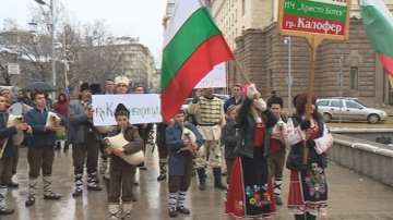 Протест пред МС с искане историята да не се подменя