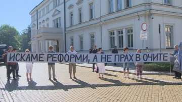 Протест и арест в първия работен ден на депутатите