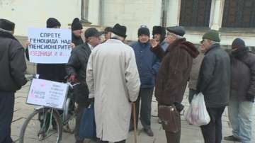 Пенсионери и инвалиди протестираха заради отнети социални придобивки