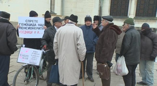 пенсионери инвалиди протестираха заради отнети социални придобивки