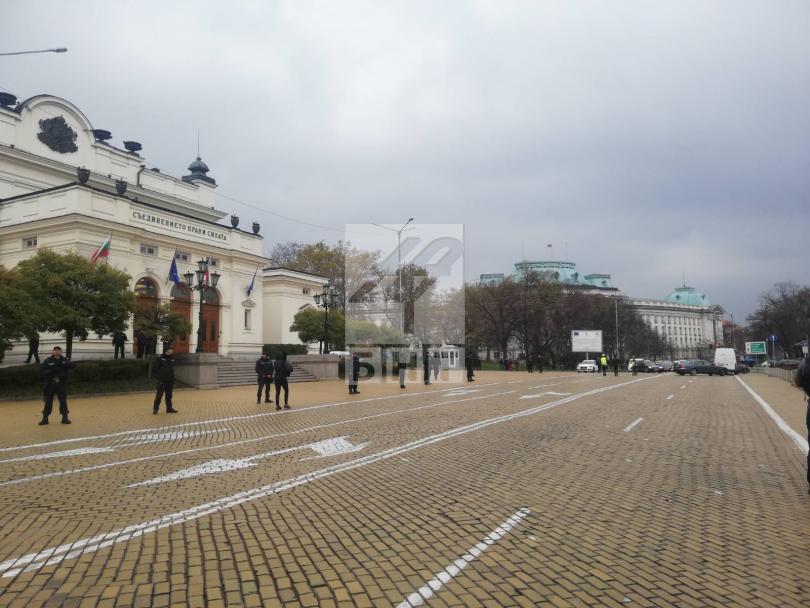 снимка 3 Протестиращи се събраха пред НС, искат оставката на Валери Симеонов
