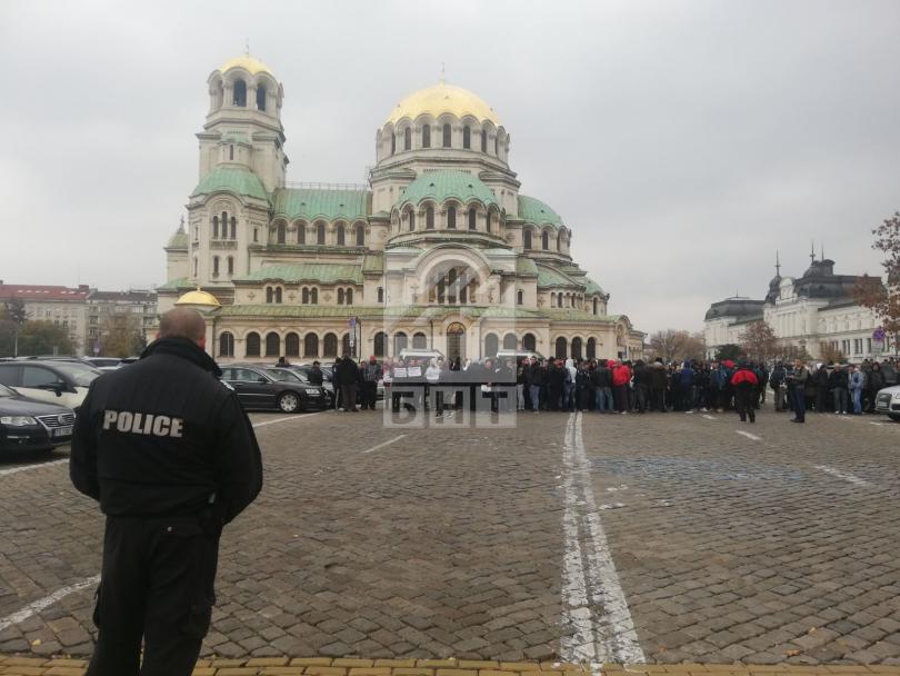 снимка 2 Протестиращи се събраха пред НС, искат оставката на Валери Симеонов
