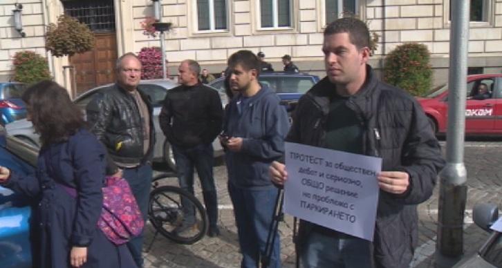 Граждани излязоха на протест заради промените в платените зони за паркиране