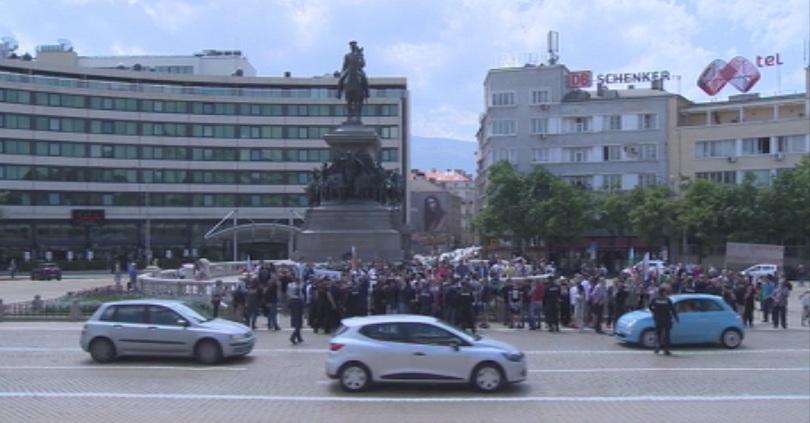 снимка 1 Слави Трифонов на протест пред Народното събрание