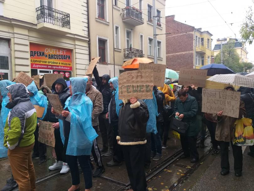 снимка 4 Спокойно протича протестът в подкрепа на Гешев