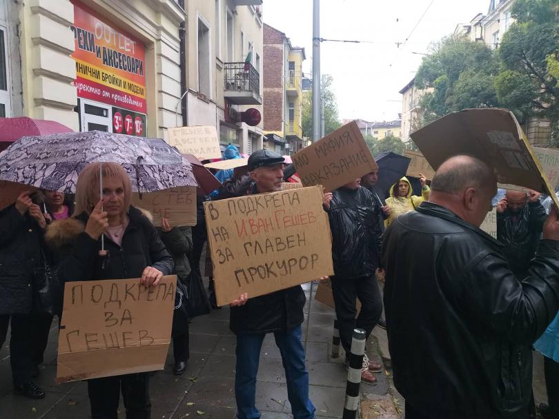 снимка 6 Спокойно протича протестът в подкрепа на Гешев