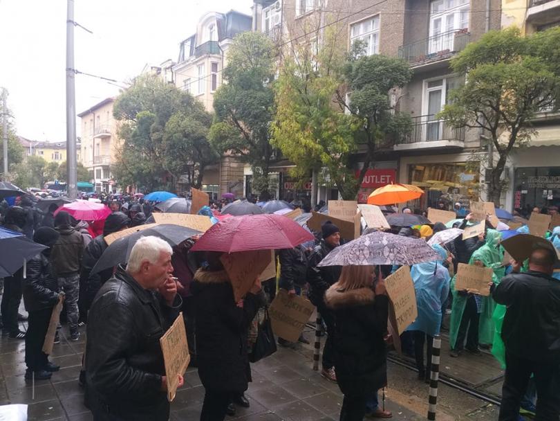 снимка 8 Спокойно протича протестът в подкрепа на Гешев