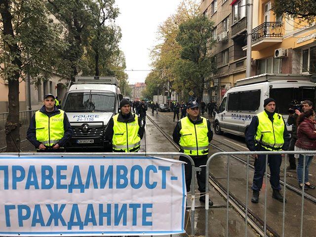 снимка 2 Започна протестът срещу избора на Иван Гешев за главен прокурор