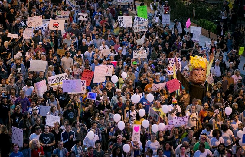 снимка 10 Пищни балове и бурни протести след клетвата на Тръмп