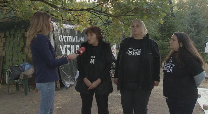 снимка 1 ​Майки на деца с увреждания излизат отново на протест
