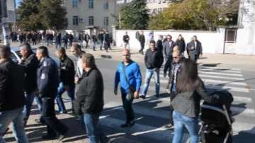 Трети ден полицаи от страната излязоха на протест