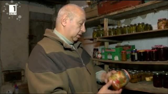 800 буркана различна и качествена зимнина в мазето на мъж от Велико Търново