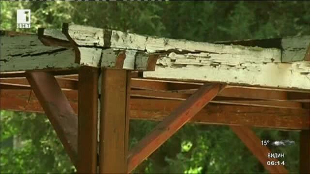 Опасни греди край детска площадка във Варна