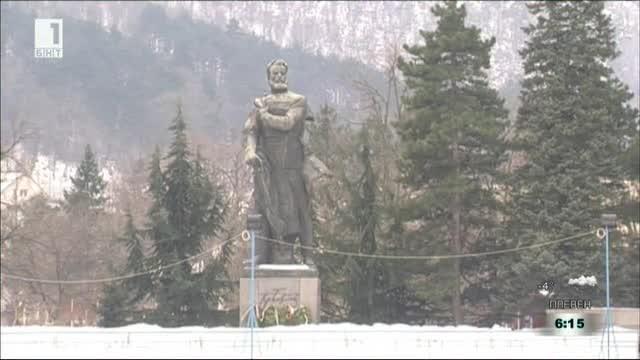 Руши се паметникът на Христо Ботев във Враца