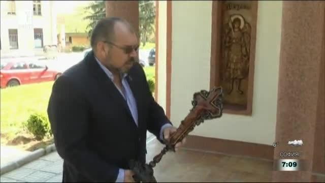 Служител на МВР изработва църковни дърворезби