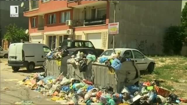 Квартал на Варна се задръсти с боклуци