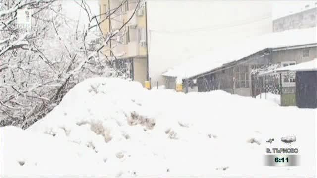 ​Преспи сняг затлачват реката в Търговище