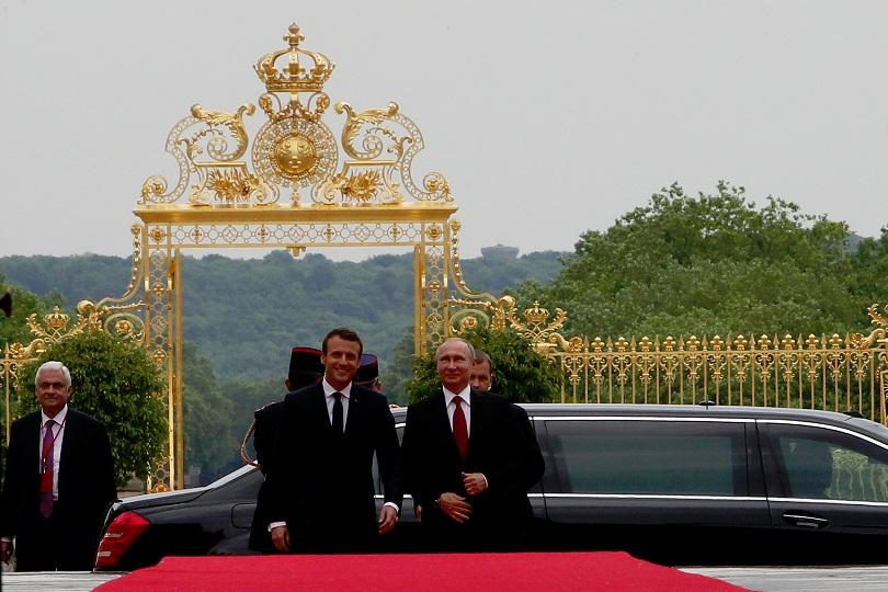 снимка 2 Путин пристигна във Франция за първа среща с Макрон