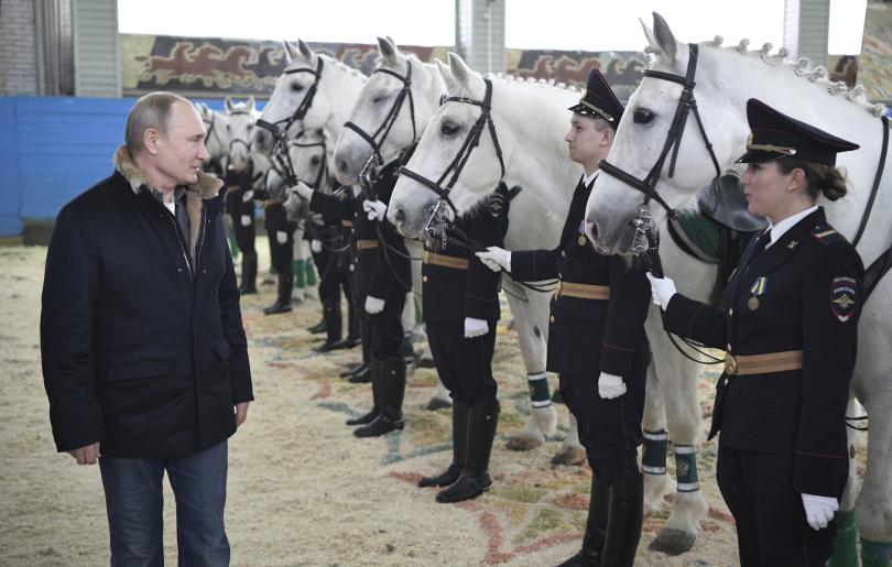 снимка 3 Путин язди кон с полицайки по повод 8 март (СНИМКИ)