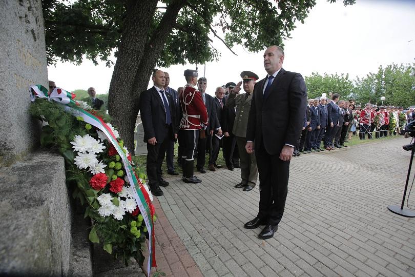 Президентът Румен Радев посети военния мемориал в Ново село