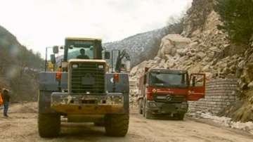 Трети ден разчистват свлачището на пътя Пловдив-Смолян