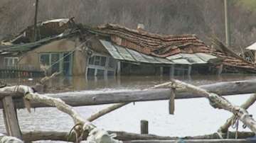 Срутени постройки, бездомни хора и кал в село Долец