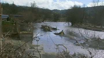 Паднал мост откъсна десетки вили от света