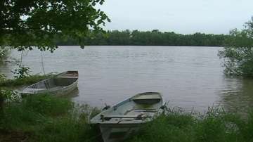 Рибари следят нивото на р. Дунав при Русе