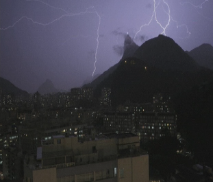 Статуята на Исус в Рио пострада по време на буря