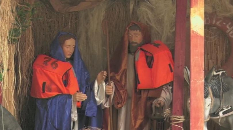 Сцената на Рождество с вещи на удавени бежанци