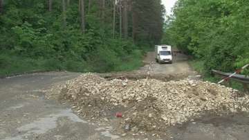 Земни маси се движат между селата Хубавене и Караш