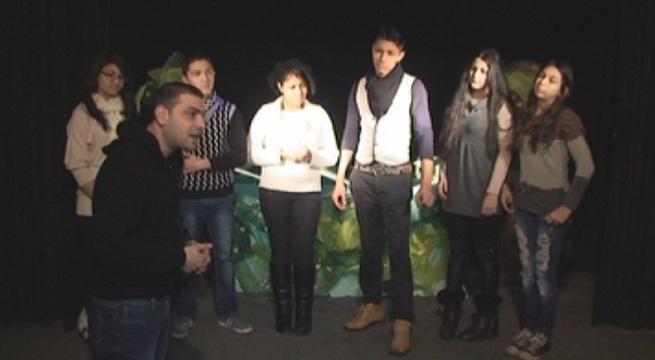 Театрална трупа от ромска махала обира овации в няколко града