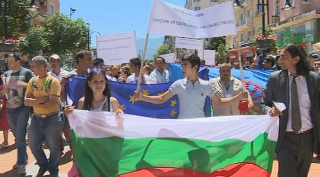 Роми проведоха мирно шествие против разделянето на обществото