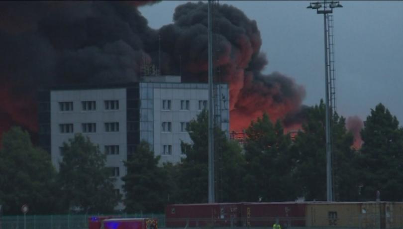 Димът от голям пожар в химически завод във френския град