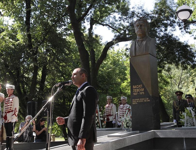 Президентът Радев: Левски продължава да живее