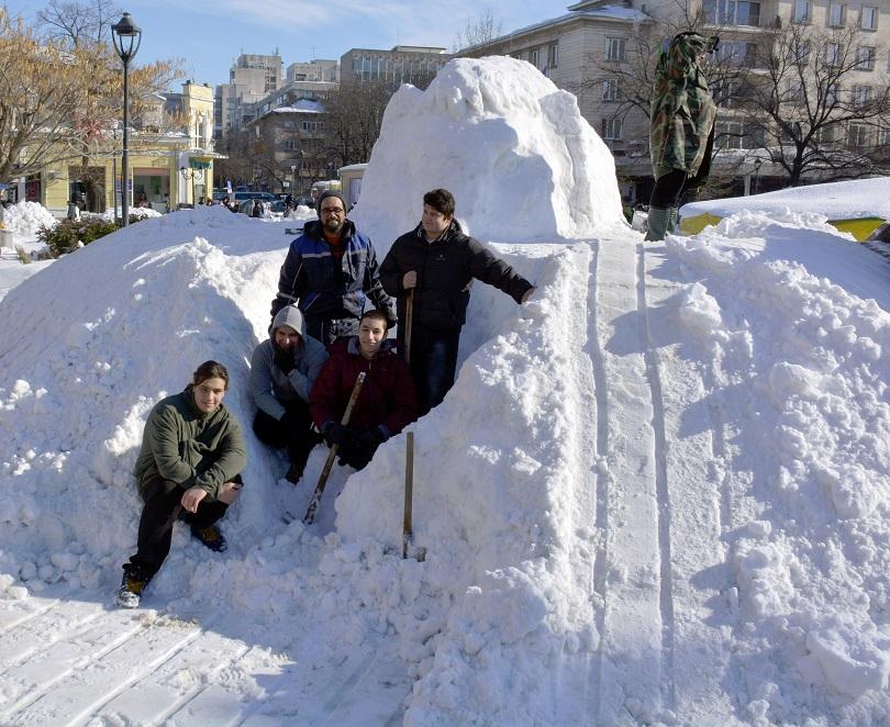 Изваяха снежен мамут в центъра на Русе
