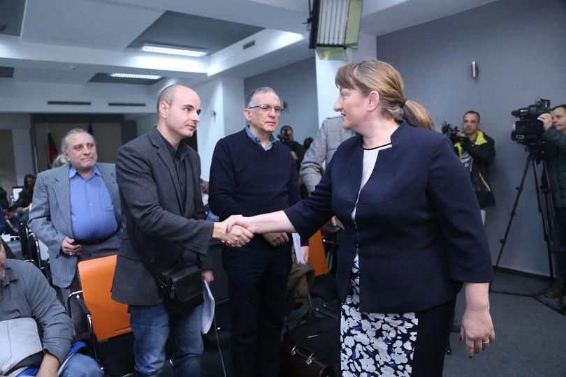 Социалният министър Деница Сачева се срещна с граждани които настояват