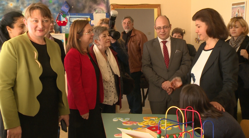 Сачева: Българската социална система не отнема деца от семействата