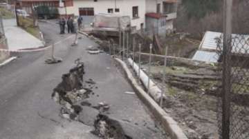 Къщи се рушат заради свлачище в село Плетена