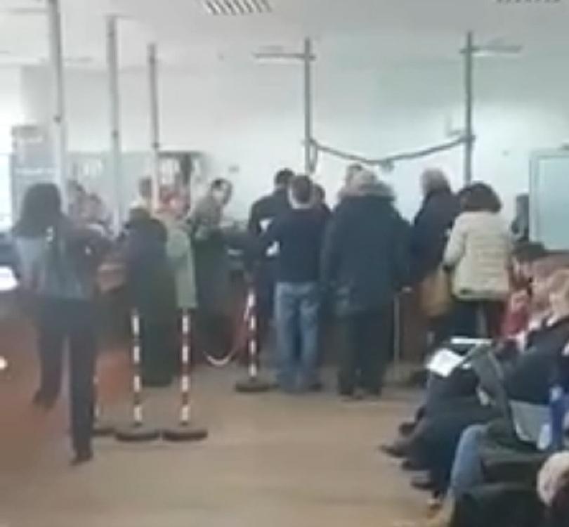 Мъж заплаши да се самозапали в столичния кадастър (ВИДЕО)