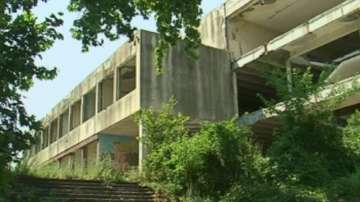 Бивше училище в Русе се превърна в сметище