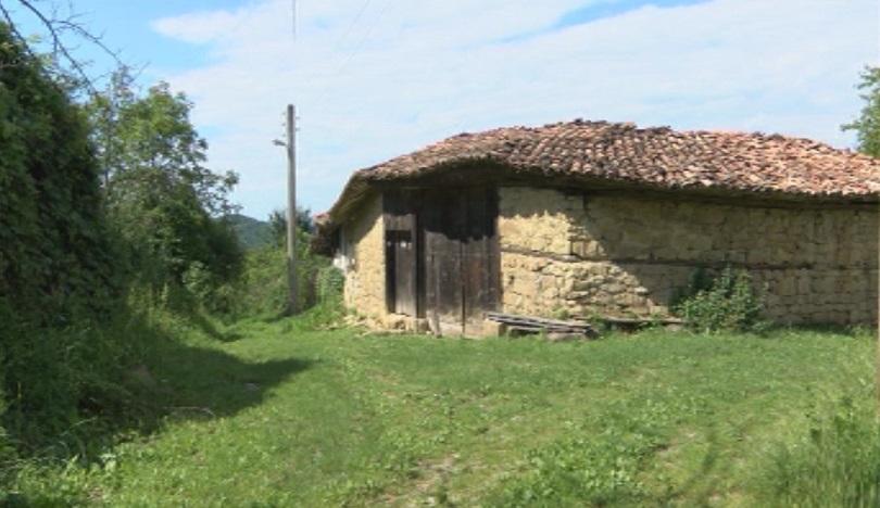 Как живеят хората в обезлюдените села на България?