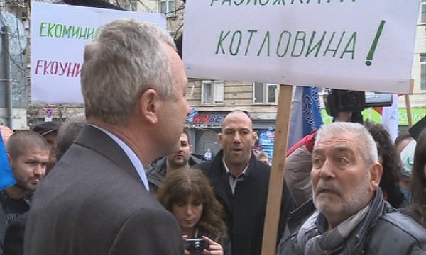 Село Баня протестира срещу новото сметище