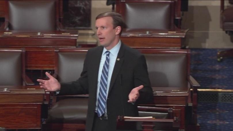 Сенатор с над 12-часова реч за стрелбата в Орландо